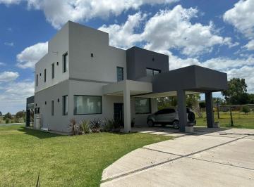 Casa de 6 ambientes, San Vicente · Casa de 220 m² con Pileta!