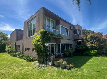 Casa · 300m² · 5 Ambientes · 3 Cocheras · Venta Casa 5 Amb - Guemes 3500