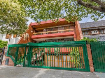 Casa · 317m² · 5 Ambientes · 2 Cocheras · Venta Casa 5 Ambientes Barrio Versalles, Patio y Cochera Para Dos Autos Permuta - Apto Credito