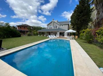 Casa · 270m² · 4 Ambientes · 2 Cocheras · Alquiler Temporal en Campos de Alvarez
