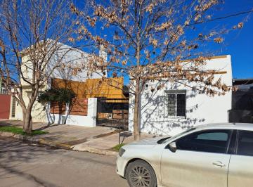 Casa · 180m² · 3 Ambientes · Casa en Venta - 2 Dorm. 3 Baños - Cochera - 250 m² - Necochea