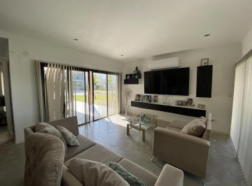 Casa · 200m² · 5 Ambientes · 2 Cocheras · Casa en Venta en Vila Marina II