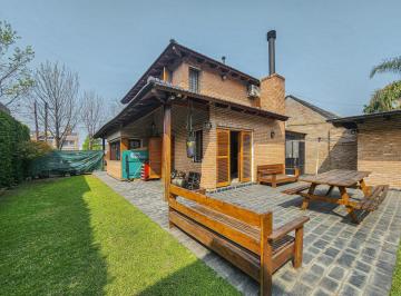 Casa · 290m² · 7 Ambientes · 3 Cocheras · Casa de 3 Dorm. con Gran Jardín y Pileta en Fisherton