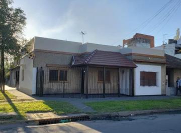 Casa · 90m² · 4 Ambientes · 1 Cochera · Casa en Lanús Este