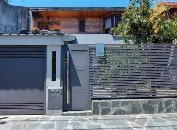 Casa · 184m² · 5 Ambientes · 1 Cochera · Casa de 5 Ambientes con Fondo Libre y Parrilla - Villa Dominico