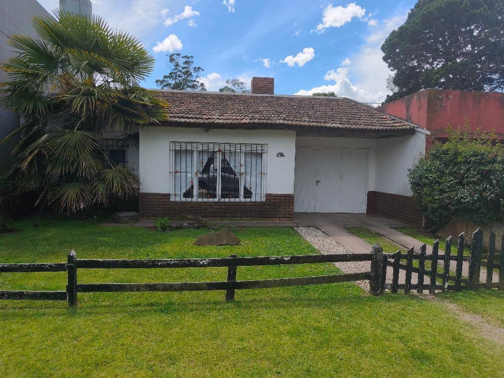 Chalet 4 amb, 125m² con cochera y quincho — Las Dalias