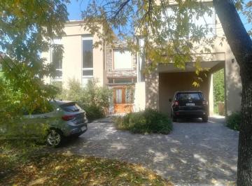 Casa · 290m² · 5 Ambientes · 1 Cochera · Casa en Venta en Barrio La Arboleda (Escobar)