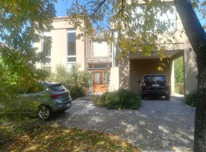 Casa · 290m² · 5 Ambientes · 1 Cochera