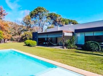 Casa · 226m² · 5 Ambientes · 2 Cocheras · Casa 3 Dorm., Jardín y Piscina en Funes, Garita 15