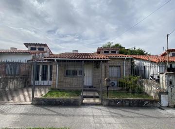 Casa · 140m² · 4 Ambientes · 3 Cocheras · Santilli - Monseñor Schell 1359 Banfield Este Barrio Nuevo