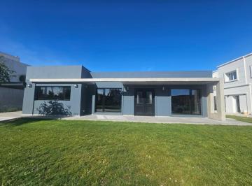 Casa de 4 ambientes, Mar del Plata · En Venta. Casa de 4 Amb con Pileta a Estrenar. Rumenco Joven