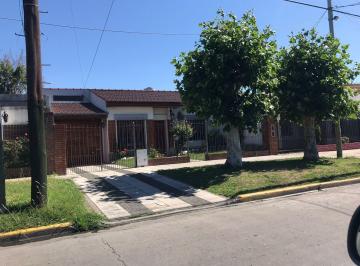 Casa de 5 ambientes, Lomas de Zamora · Chalet 5 Amb C/coch, Fondo, Quincho y Pileta