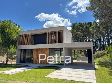 Casa · 240m² · 5 Ambientes · 1 Cochera · Casa en Venta en Pioneros Pinamar