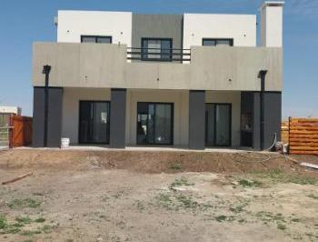 Casa · 193m² · 5 Ambientes · 2 Cocheras · Casa Venta Pilar del Este Santa Elisa 3 Dorm. Lote Bien Central en Dos Plantas Seguridad G