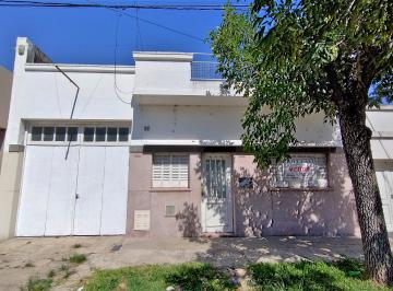 Casa de 3 ambientes, Ciudad de Santa Fe · Casa Al Frente Sobre un Terreno de 400 m².