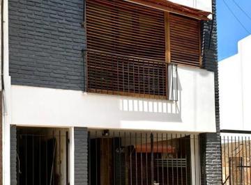 Casa · 210m² · 9 Ambientes · 2 Cocheras · Casa en Venta - 4 Dorm. 5 Baños - Cochera - 210 m² - La Plata