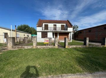 Casa · 153m² · 3 Dormitorios · 4 Cocheras · Vendo Casa y Galpón en Caseros, Entre Ríos.