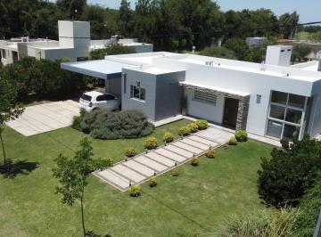 Casa · 250m² · 5 Ambientes · 4 Cocheras · Casa en Una Sola Planta, Muy Bien Integrada y un Parque Soñado
