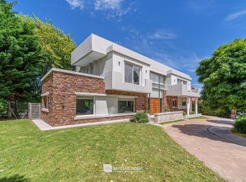 Casa · 370m² · 4 Ambientes · 2 Cocheras · Alquiler - Casa - 4 Ambientes - Moderna - Barrio Privado