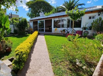 Casa · 136m² · 5 Ambientes · Duplex de 2 Dorm. con Jardín, Galería y Quincho con Parrillero! Magnífica Ubicación! Sarmiento
