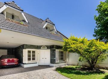 Casa · 347m² · 7 Ambientes · 2 Cocheras · Casa de 5 Ambientes en Venta en Ramos Mejía con Quincho y Pileta