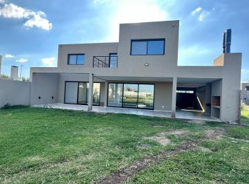 Casa · 206m² · 6 Ambientes · 2 Cocheras · Venta - Casa 3 Dorm. con Pileta en Barrio Don Mateo - Funes
