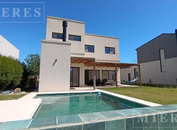 Casa · 221m² · 6 Ambientes · Casa en Venta en Puertos Barrio Araucarias