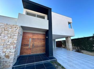 Casa de 6 ambientes, Maipú · Casa con Piscina en Alquiler Maipú