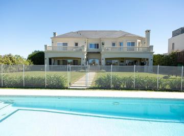 Casa · 460m² · 7 Ambientes · 2 Cocheras · Venta Casa 5 Ambientes El Golf Nordelta con Excepcional Vista Al Golf