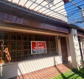 Casa · 136m² · 3 Ambientes · 2 Cocheras · Maipú, Frente a La Plaza, Casa de 2 Dorm., 2 Baños, Terraza, Cochera.