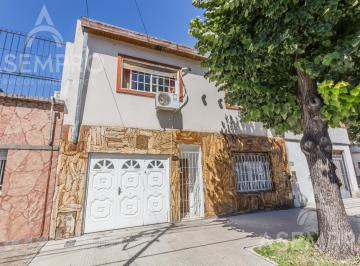 Frente · ¡Casa de 6 Ambientes Amplios Busca Nueva Familia!