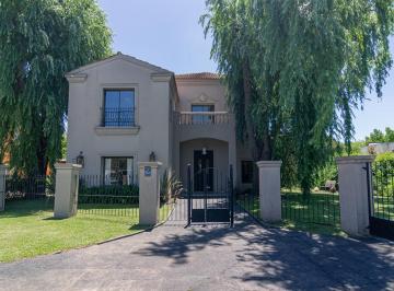Casa · 208m² · 5 Ambientes · 2 Cocheras · Barrio Cerrado Villa Rosa: Venta Casa 4 Amb con Jardín, Pileta y Cocheraen