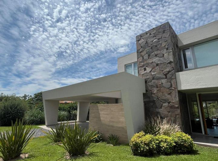 Casa · 312m² · 5 Ambientes · 2 Cocheras