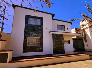 Casa de 4 ambientes, Córdoba · Argüello - Apto Crédito - Casa de 3 Dorm.