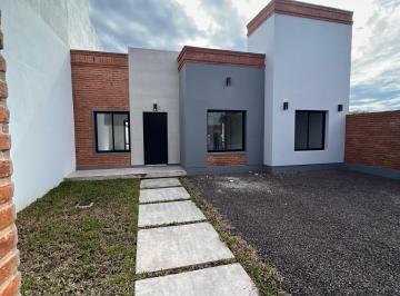 Casa · 85m² · 3 Dormitorios · 2 Cocheras · Casa de 3 Dorm. a Estrenar a 150 m de Coronel Falcón