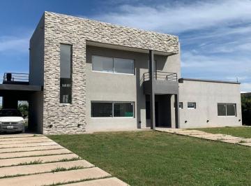 Casa · 270m² · 4 Ambientes · 4 Cocheras · Casa en Venta de 4 Ambientes en La Alameda