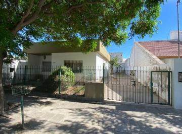 Frente · Venta de Casa Apta Desarrollo en Av Alem Cipolletti