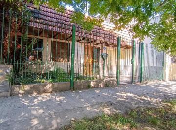 Casa · 147m² · 4 Ambientes · 2 Cocheras · Venta de Casa en Lanús Oeste de 4 Ambientes con Garaje y Fondo Libre