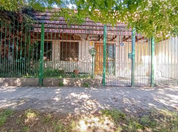 Casa · 147m² · 4 Ambientes · 2 Cocheras · Venta de Casa en Lanús Oeste de 4 Ambientes con Garaje y Fondo Libre