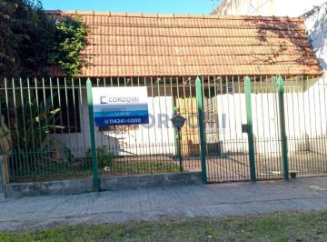 Casa · 147m² · 4 Ambientes · 2 Cocheras · Venta de Casa en Lanús Oeste de 4 Ambientes con Garaje y Fondo Libre