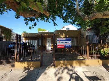 Casa de 4 ambientes, Almirante Brown · Venta de Casa en Adrogue: con 2 Dorm., Patio, Garaje P/2 Autos