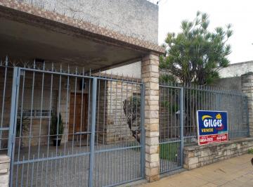 Casa · 110m² · 5 Ambientes · 1 Cochera · Venta Casa 5 Amb. en Lomas del Mirador - Buen Estado con Patio y Parrilla