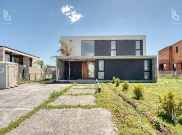 Casa · 290m² · 5 Ambientes · 2 Cocheras · Casa - Rumenco