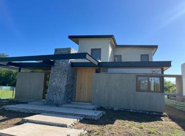 Casa · 280m² · 4 Ambientes · 1 Cochera · Casa - Villa Elisa