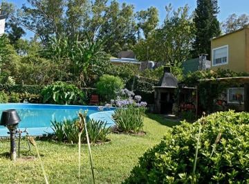 Casa · 145m² · 4 Ambientes · 1 Cochera · Chalet Pintorezco con Excelente Jardin Zona Rio Baigorria
