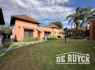 Casa · 240m² · 6 Ambientes · 3 Cocheras · Casa Desarrollada en Una Sola Planta Sobre Amplio Lote