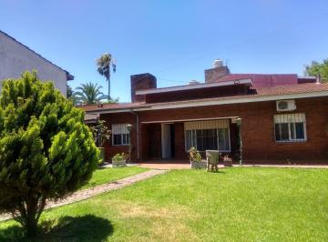 Casa · 102m² · 4 Ambientes · 1 Cochera · Casa en Venta