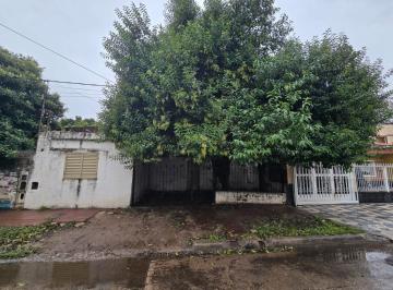 Casa · 110m² · 2 Dormitorios · 1 Cochera · Propiedad a Reciclar o Demoler! Valor Terreno!