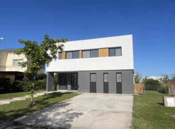 Casa · 217m² · 5 Ambientes · 4 Cocheras · Casa en El Canton Golf Al Agua