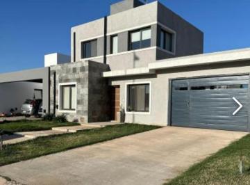 Casa de 3 ambientes, Córdoba · Casa en Docta - 3 Dorm. - 2 Baños -